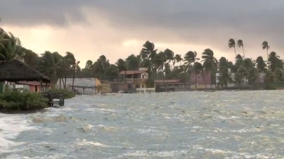 Alerta de ondas de até 4 metros se estende até sexta-feira no litoral alagoano